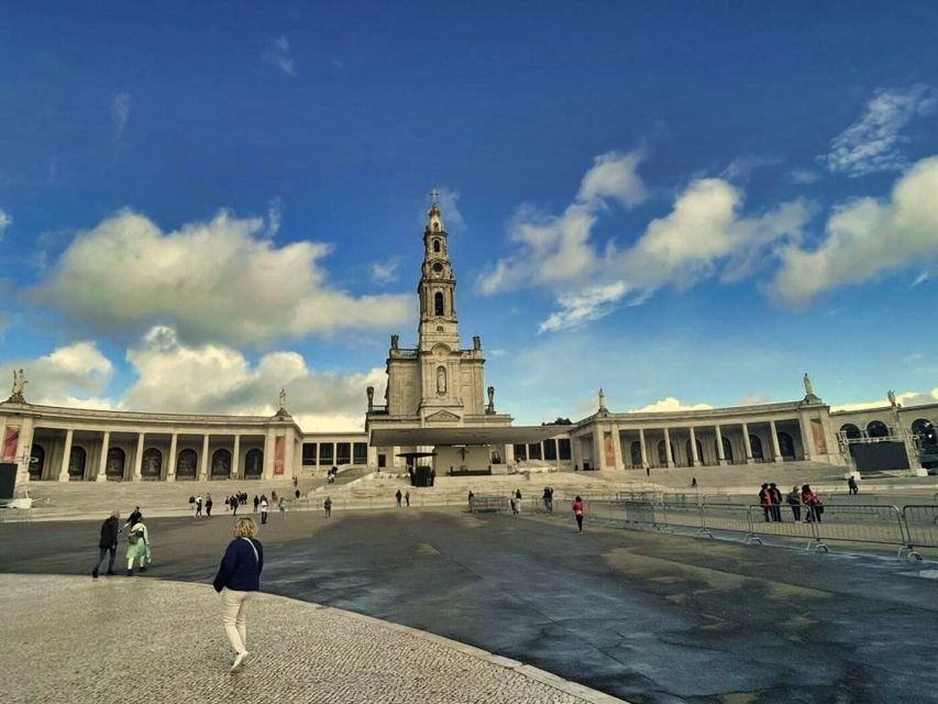 Lisbon: Private Transfer to Porto with stops until 3 cities - Aveiro and the moliceiro boat: canals, color, and ovos moles