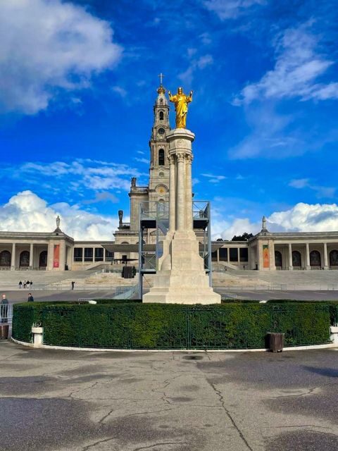 Lisbon: Private Transfer to Porto with stops until 3 cities - Coimbra University time: baroque library, Royal Palace, and fado