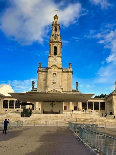 Lisbon: Private Transfer to Porto with stops until 3 cities - Nazaré coastal views: promenade stroll and maritime traditions
