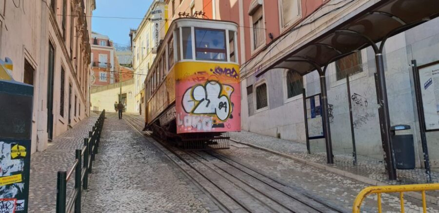 Lisbon: Private Tuk-Tuk Tour for 2 hours - Key highlights at a glance
