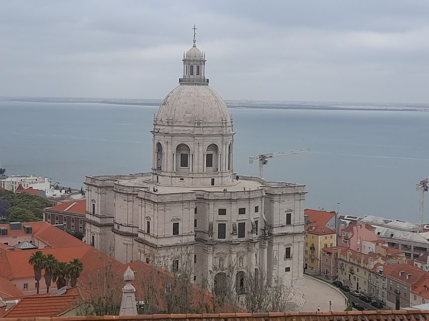 Lisbon: Private Tuk-Tuk Tour for 2 hours - Lisbon Cathedral: a quick dose of grandeur before the lanes