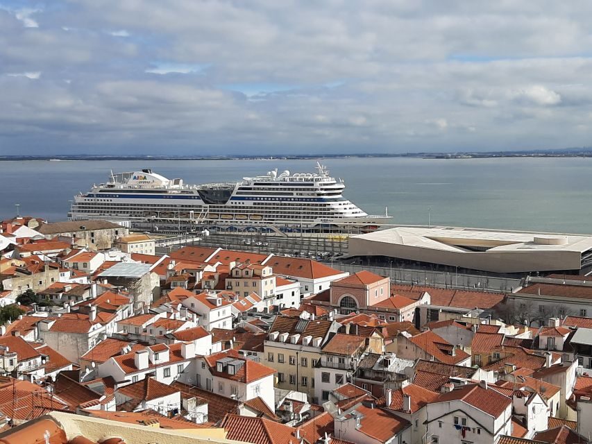 Lisbon: Private Tuk-Tuk Tour for 2 hours - Santa Luzia and Portas do Sol: two miradouros, different moods