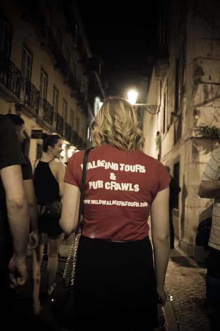 Lisbon: Pub Crawl with Open Bar and VIP Club Entry - Stop 1: The Hour of Unlimited Beer or Sangria Start