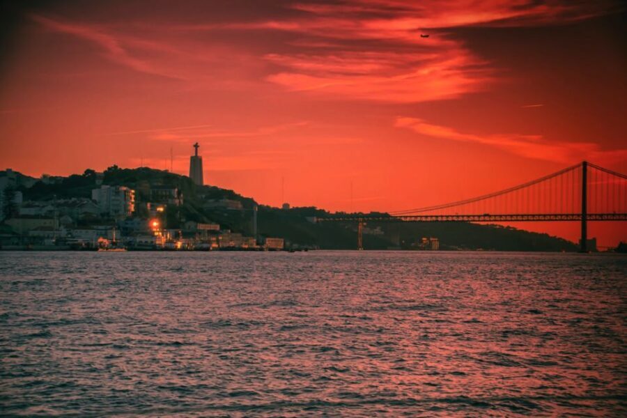 Lisbon: Sailboat Tour w/ Local Guide and Open Bar Green Wine - Key takeaways