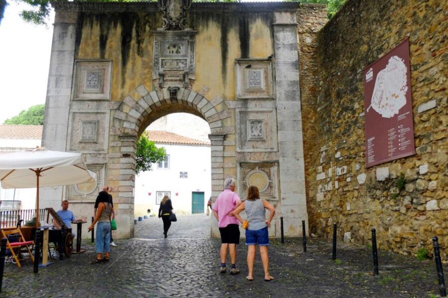 Lisbon: Saint George's Castle Entry Ticket and Guided Visit - Quinta Regaleira gardens and the Initiation Well