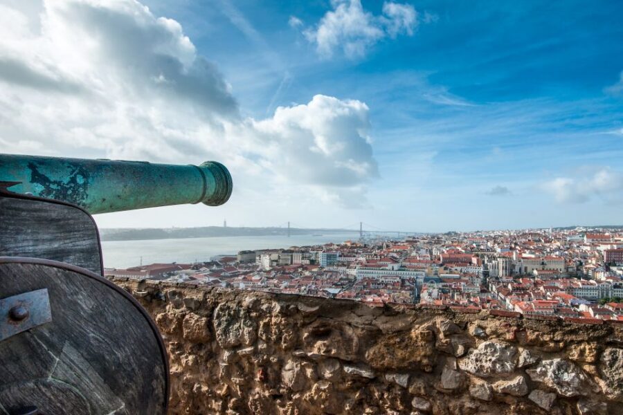 Lisbon: Sao Jorge Castle Skip-the-Line Ticket with Guide - Skip the Ticket Line at São Jorge Castle