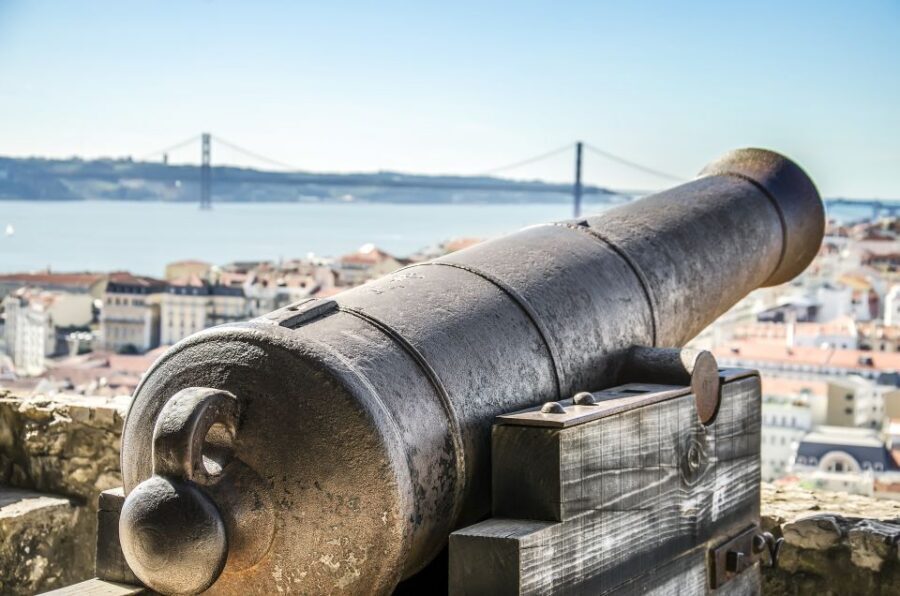 Lisbon: Sao Jorge Castle Skip-the-Line Ticket with Guide - Meet at the Red Phone Booth: Getting Oriented Fast