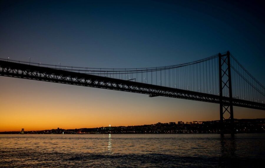 Lisbon: Scenic Day & Sunset Boat Tour with a Drink - Belém’s monuments from the water: Manueline flair and UNESCO angles