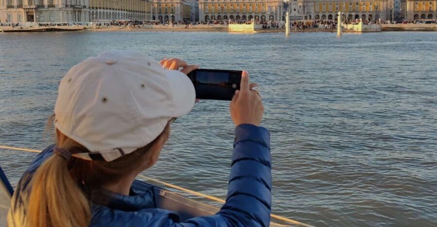 Lisbon: Scenic Day & Sunset Boat Tour with a Drink - On board details: drinks, comfort, and safety that actually help