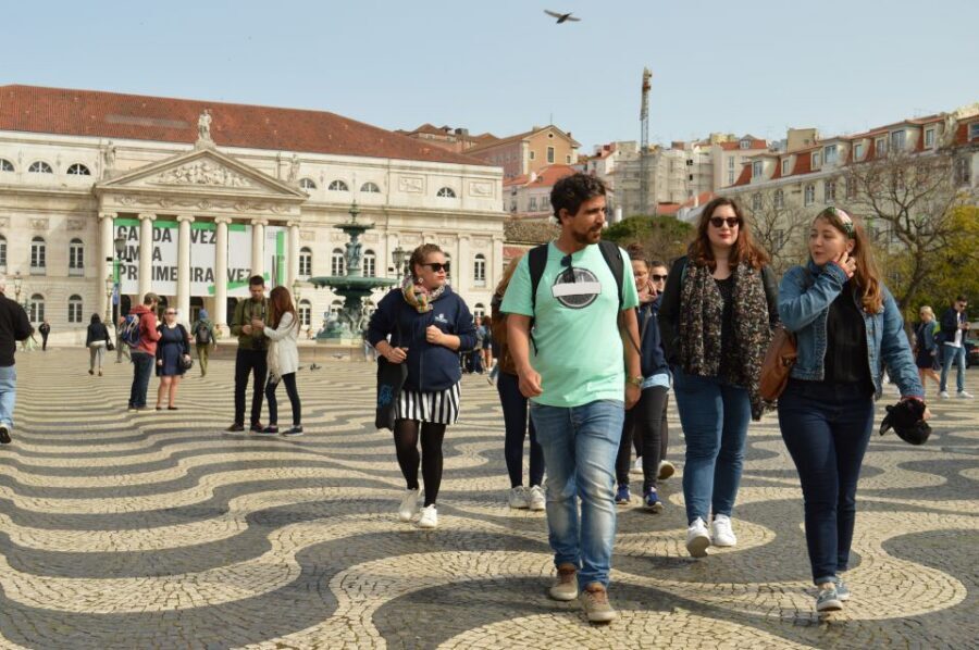 Lisbon: Starter Walking Tour to the highlights in German - Chiado and Praça Luís de Camões: Tile work, architecture, and street-level stories
