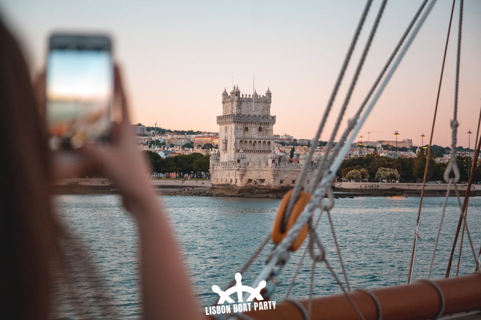 Lisbon: Sunset Boat Party with 2 Drinks and Free Club Entry - What the Lisbon Sunset Boat Party delivers (and what it doesn’t)