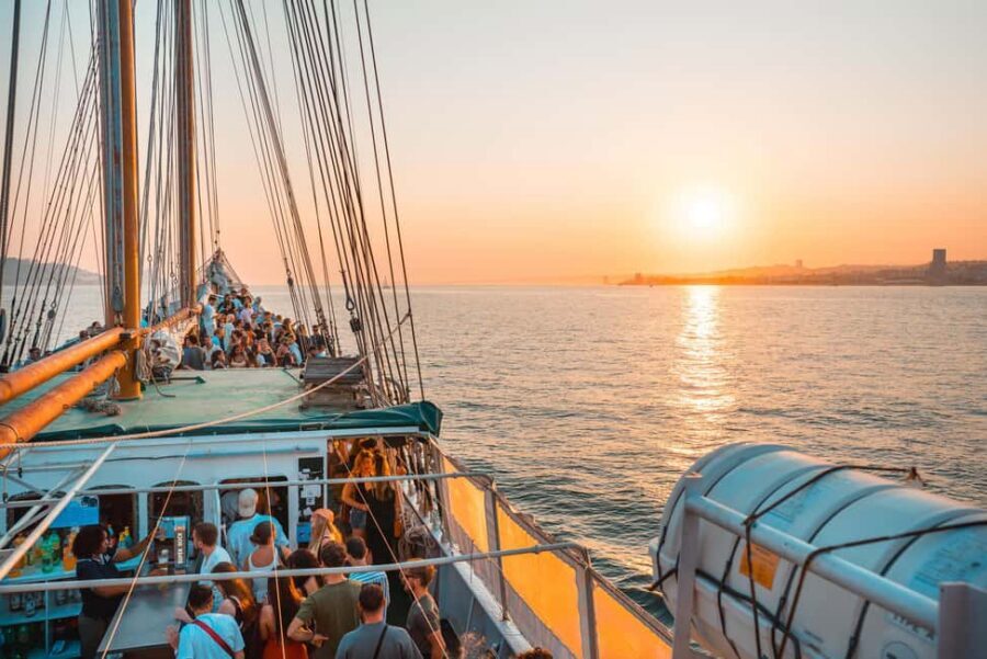 Lisbon: Sunset Boat Party with Live DJ and Night Club Entry - Meeting Principe Perfeito: how to find the right boat fast