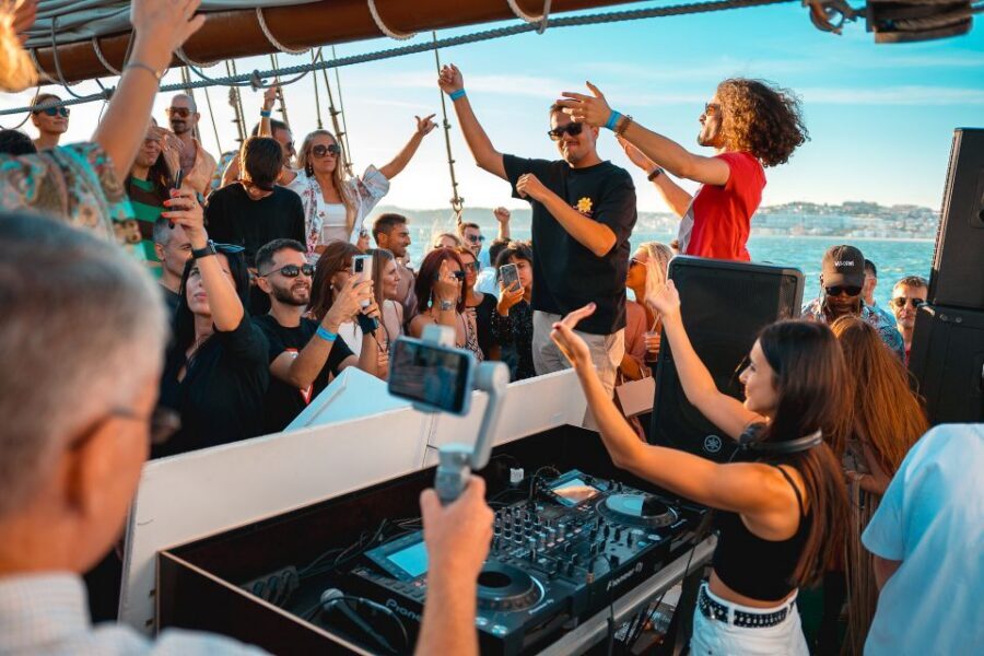 Lisbon: Sunset Boat Party with Live DJ and Night Club Entry - The 4-hour route: Belém, Christ the King, Tagus River, Cais do Sodré
