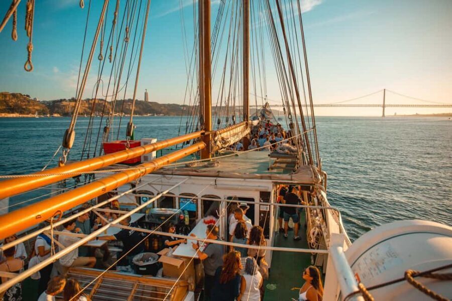 Lisbon: Sunset Boat Party with Live DJ and Night Club Entry - What you actually get in the ticket (and what you pay for later)