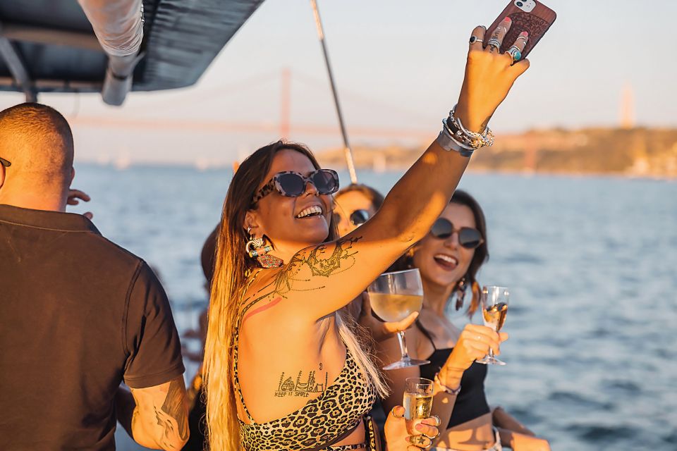 Lisbon: Sunset Catamaran Boat Tour with Music and Drinks - Meeting at Doca de Santo Amaro (door 3) without stress