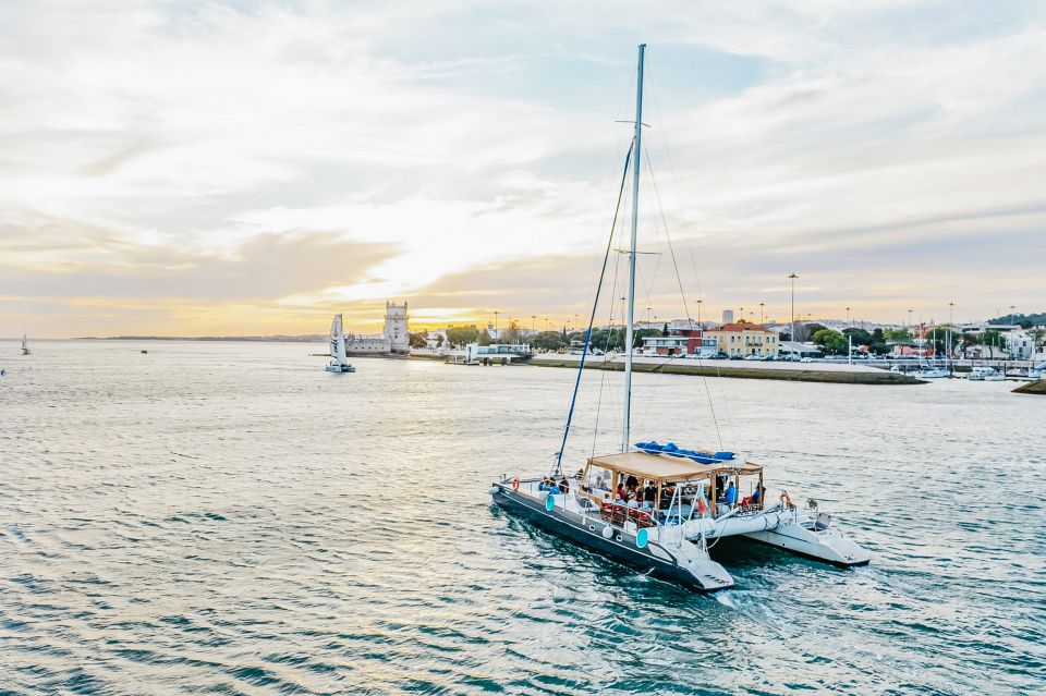 Lisbon: Sunset Catamaran Boat Tour with Music and Drinks - Photo plan: where to focus during the sunset window