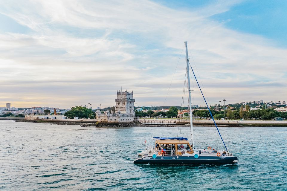 Lisbon: Sunset Catamaran Boat Tour with Music and Drinks - 90 minutes on the Tagus: how the rhythm feels