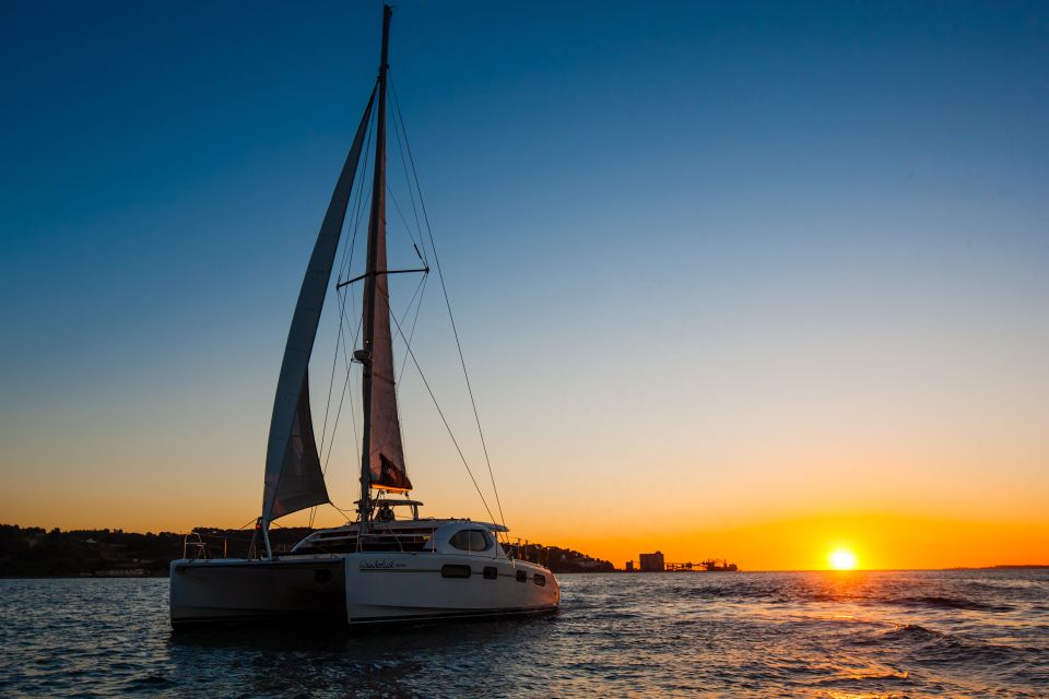 Lisbon: Sunset Cruise With Drinks on Spacious Yacht - What the 2-hour route gives you: a smooth loop of Lisbon landmarks