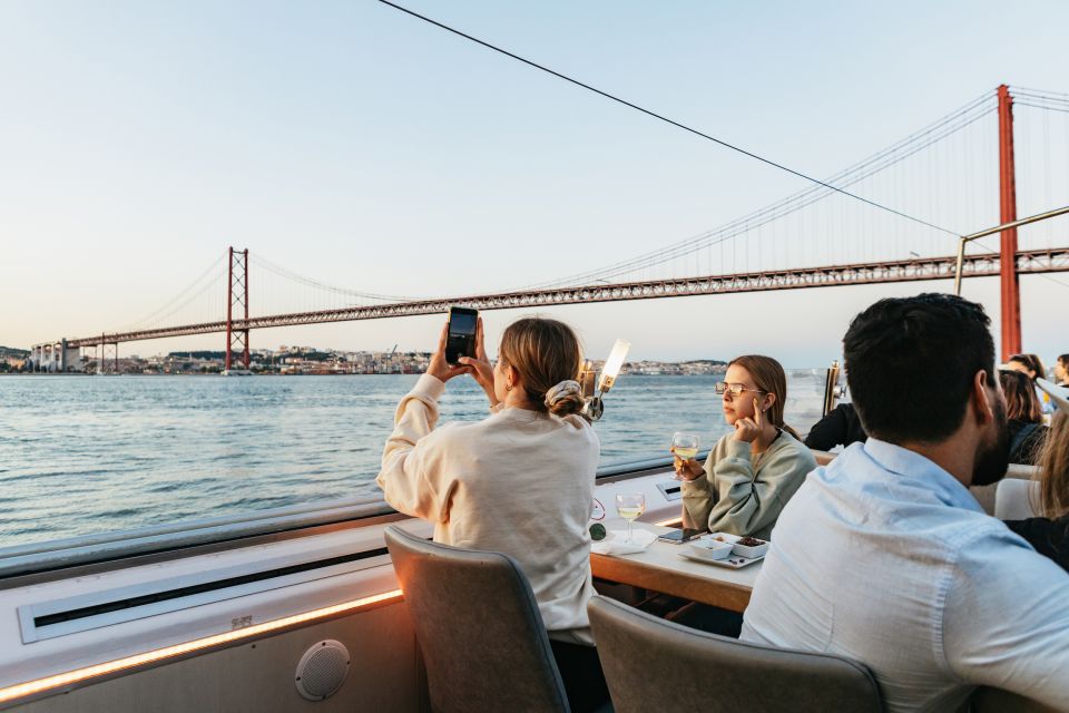 Lisbon: Sunset Cruise with Welcome Drink and Snacks - A 1.5-Hour Lisbon Sunset Plan on the Tejo