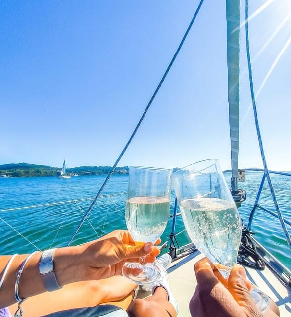 Lisbon: "Sunset" & "Day Tours" by boat, with drink and music - Lisbon sunset from the Tagus: the practical appeal