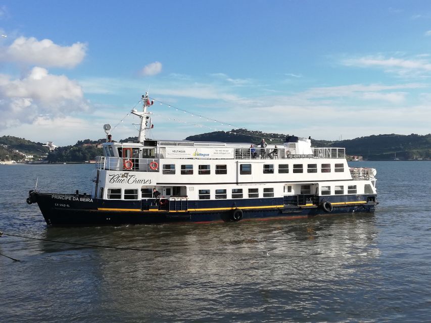 Lisbon: Tagus River Boat Tour with One Drink Included - Getting to Estação Fluvial Sul e Sueste and boarding smoothly (Blue Cruises counter)