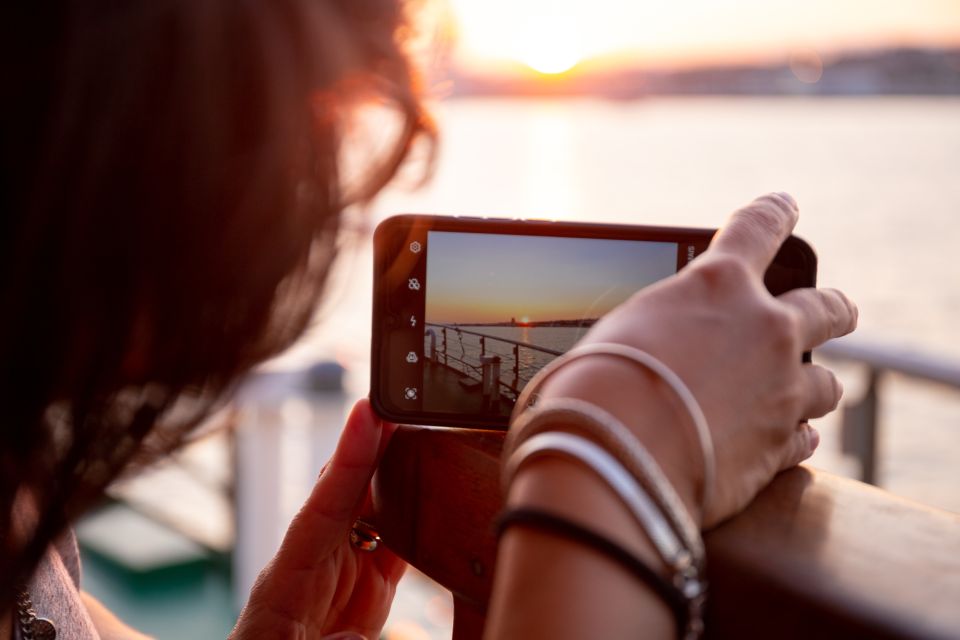 Lisbon: Tagus River Sunset Tour with Snacks and Drink - Your Drink and Snack Plan: What’s Included and How It Works
