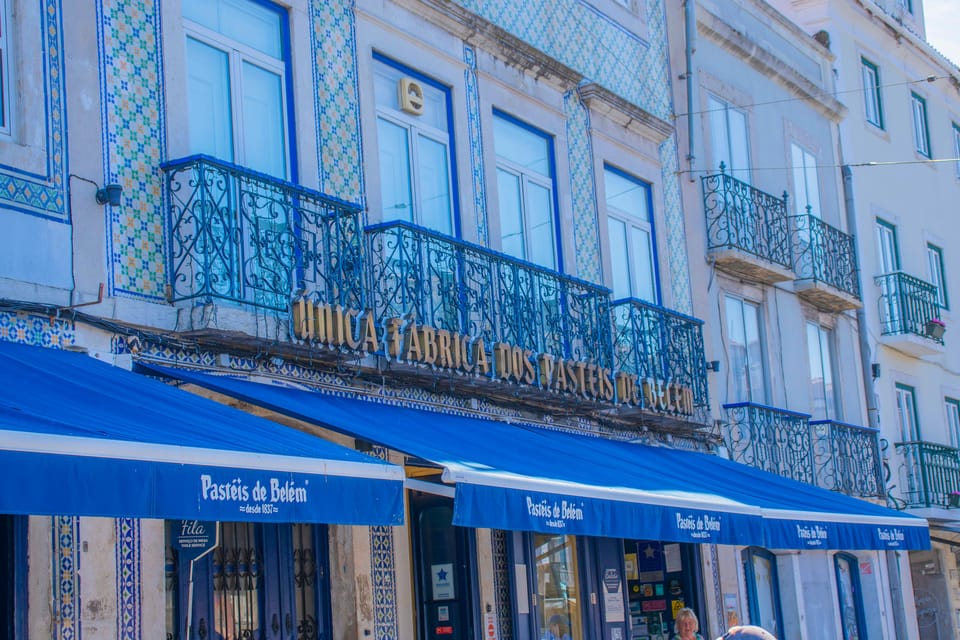 Lisbon: Tuk-Tuk Tour in French or German w/True Local Guide - Castle Quarter to Chiado: The “Hill-to-City” Transition