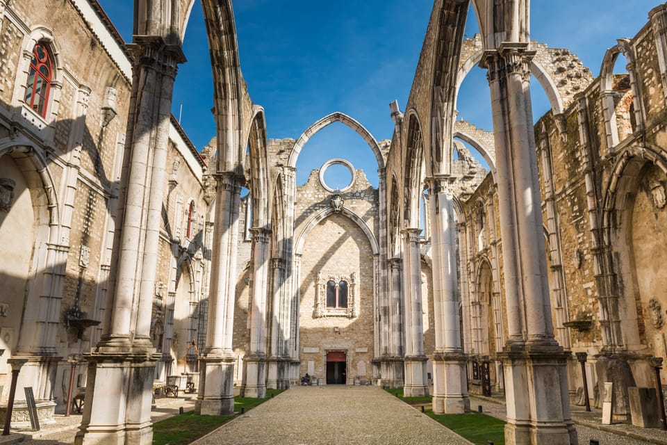 Lisbon's historic old town in a tuk-tuk in German - Key things I’d focus on before you book