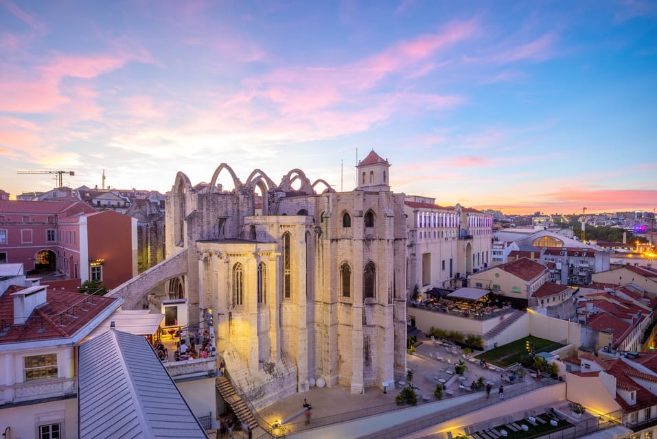 Lisbon's historic old town in a tuk-tuk in German - Step-by-Step Through Alfama and the Sé Cathedral Area