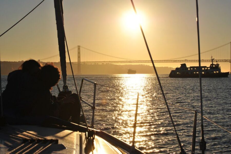 Private Romantic cruise with sparkling wine- 2-Hour- Lisbon - How the 2-Hour Timeline Usually Feels