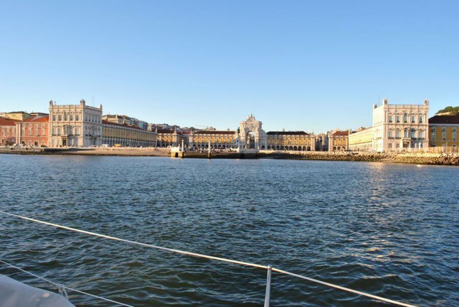 Private Sailing Boat Tour Lisbon with a drink: 2 to 8 Hours - Price and logistics: the two things you should double-check