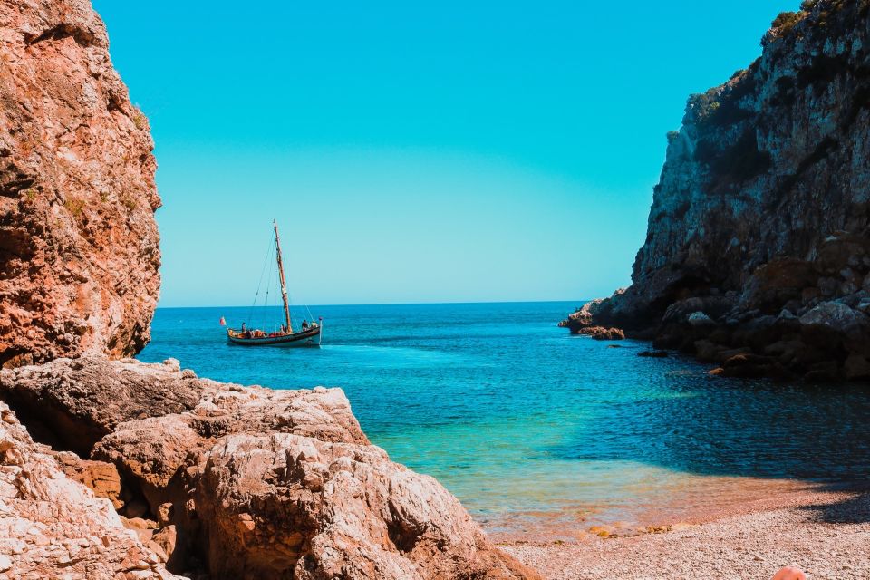 Sesimbra: Arrábida Beaches & Caves Boat Tour with Snorkeling - Baleeira Beach and a Setúbal drink with a view