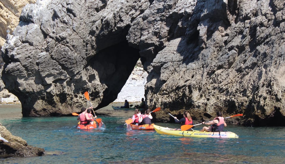 Sesimbra: Ribeiro Cavalo Beach, Caves, & Arrábida Kayak Tour - Getting to the harbor and the 15-minute safety briefing